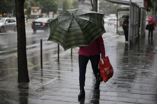 Ploaie, vânt puternic și temperaturi în scădere în București, în weekend. ANM a actualizat prognoza meteo pentru perioada 17-24 aprilie