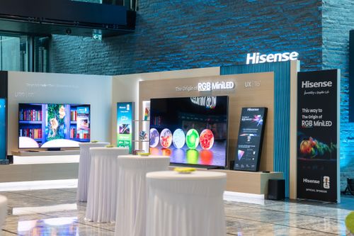 Hisense și FIFA duc experiența fotbalului la un nou nivel cu televizoarele RGB MiniLED 2026