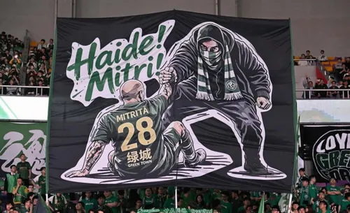 Scenografia realizată de fanii lui Zhejiang pentru Alexandru Mitriță. Foto: Instagram/zhejiang_greensoul