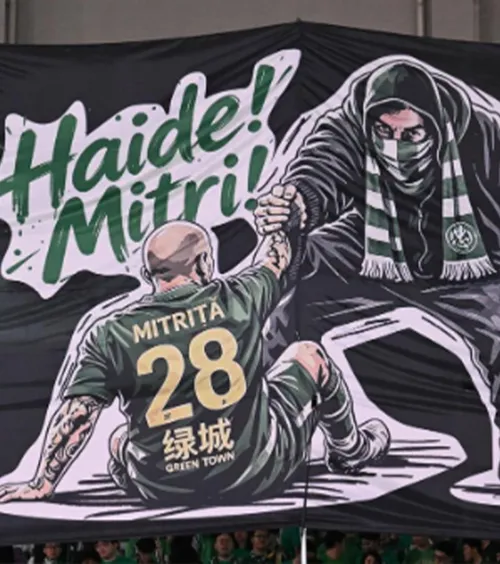 Scenografie pentru Mitriță     FOTO:  Fanii lui Zhejiang,   mesaj în română,  după suspendarea primită de fotbalist + Reacția românului