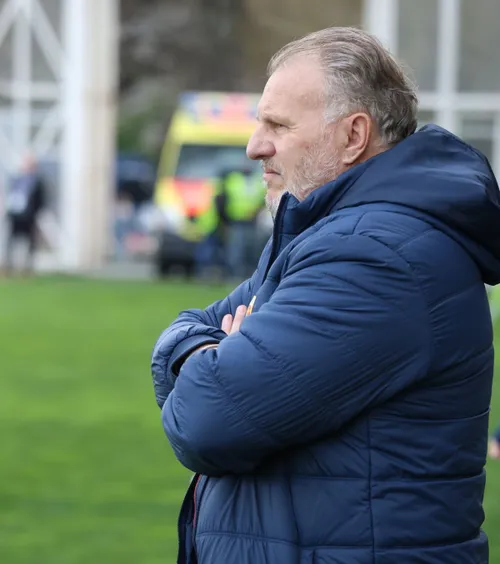 „Stare de amețeală”  Selecționerul naționalei de fotbal feminin a României   s-a simțit rău  și nu stă pe bancă la meciul cu Cipru