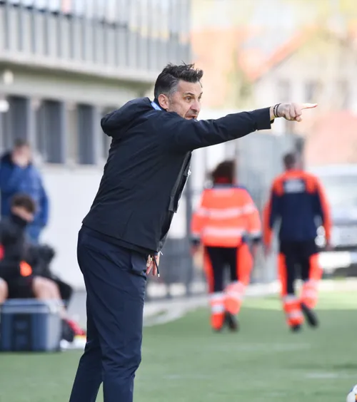 „Sunt faze care deranjează”     FOTO:  Claudiu Niculescu, nervos după ce Unirea Slobozia a avut   un gol anulat în minutul 90:  „Suntem prea mici”