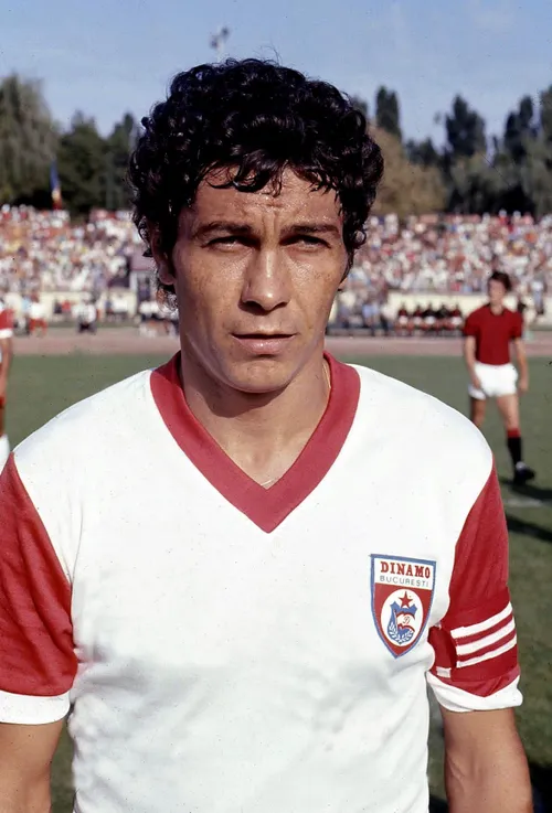 Dinamo, nou omagiu pentru Mircea Lucescu    FOTO.  Ce au pregătit „câinii”   pentru meciul cu U Cluj