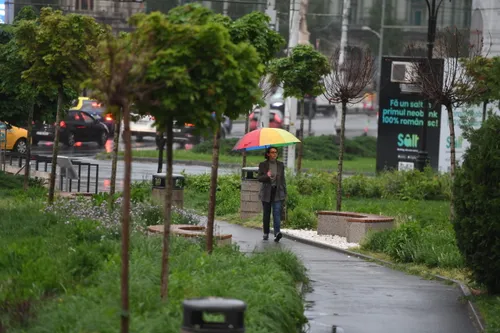 Vremea din București devine capricioasă, revin ploile și temperaturile vor scădea. ANM anunță când ne vom bucura din nou de soare. Prognoza meteo în perioada 19-26 aprilie