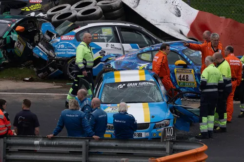 Tragedie la Nurburgring    Un pilot a decedat  într-un accident în care au fost implicate 6 mașini, în calificările pentru cursa de 24 de ore. Max Verstappen, prezent pe circuit