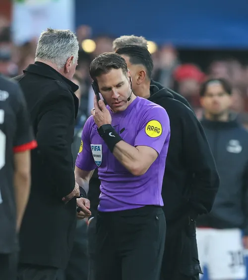 Moment fără precedent    FOTO.  „Centralul” finalei Cupei Olandei, surprins în timp ce   vorbește la telefon în timpul meciului!