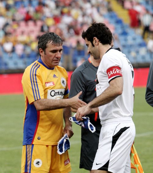 „Nu cred că trebuie să comparăm”  Luis Figo,   mesaj pentru Gheorghe Hagi,   după revenirea pe banca României » Gafă făcută de presa din Spania