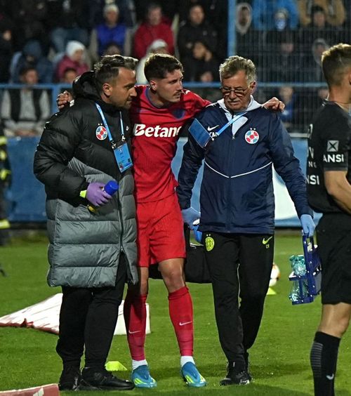 PROBLEME PENTRU MICULESCU    VIDEO+FOTO  O pasă greșită l-a scos din joc! Dureri la genunchiul stâng și   emoții pentru o accidentare serioasă
