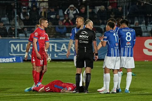 Farul - Farul, accidentarea lui Miculescu FOTO Iosif Popescu GOLAZO.ro