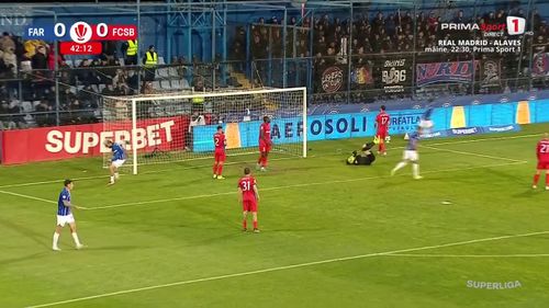 Farul - FCSB, golul lui Radaslavescu a venit dupa erorile lui Cretu si Tarnovanu. Capturi Prima Sport (21).jpg