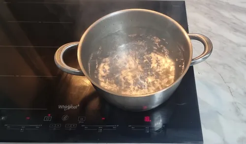 M-am întors în timp, înainte de anii 2000, când îmi turna mama apă fierbinte în cap cu polonicul, pentru că nu ne dădeau apă caldă în provincie. Da, iar nu curge nimic pe țeava din Obor