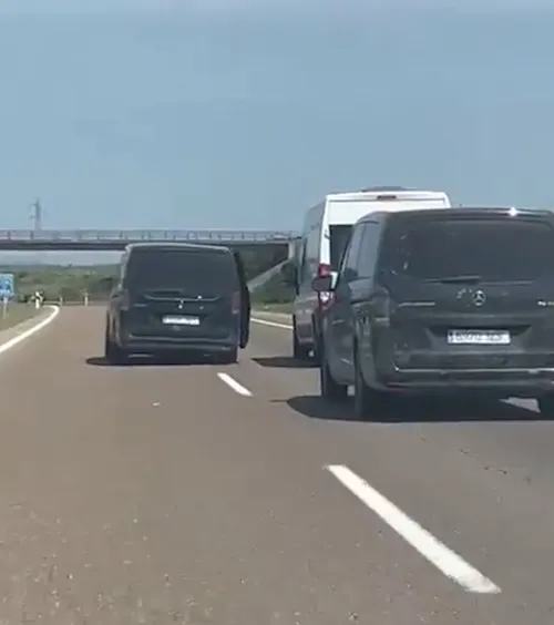 Caz șocant în Spania    VIDEO:  Grup de ultrași ai lui Real Sociedad, arestat după ce au încercat   să scoată de pe carosabil  o dubă cu fani ai lui Atletico