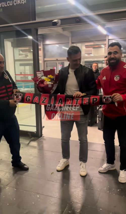 Cum a fost întâmpinat Mirel Rădoi în Turcia. Foto: Instagram/@gaziantteponline
