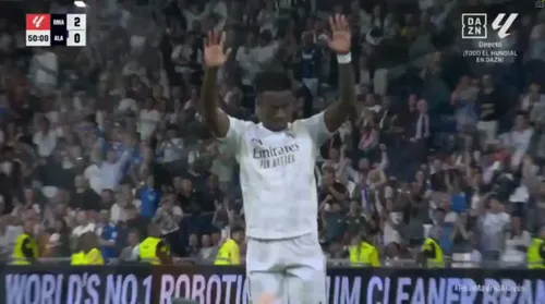 Momentul în care Vinicius Jr. și-a cerut scuze față de suporteri. Foto: Captură DAZN