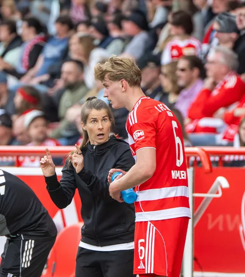 „Trebuie să le dai un șut în fund”  Povestea   primei femei antrenor în TOP 5 Europa  la fotbal masculin: „Nu sunt o șmecherie de PR”