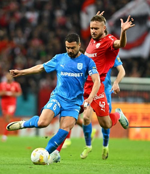 Pușcaș, imaginea suferinței!   Atacantul lui Dinamo a avut o primă repriză slabă împotriva Craiovei.   Mereu blocat, în ofsaid sau în contratimp