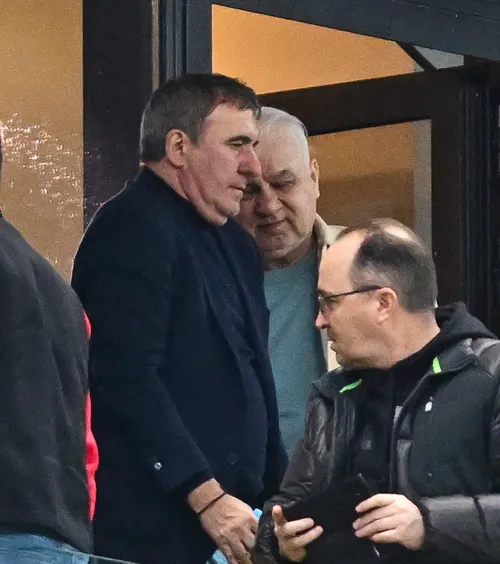 Gică Hagi face scouting    FOTO:  Selecționerul, în tribună la   Dinamo - Universitatea Craiova  + Mihai Rotaru, exasperat