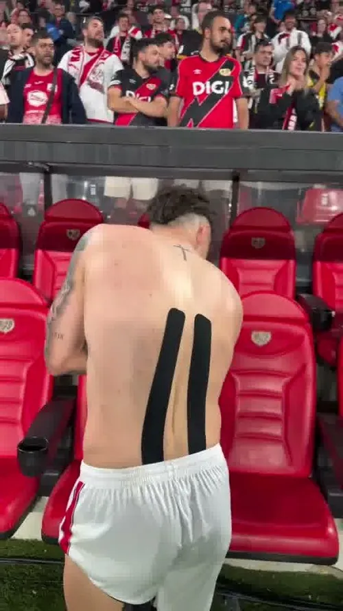 Rațiu i-a oferit tricoul unui fan după meciul Rayo Vallecano - Espanyol 1-0.  Foto: Captură Instagram, @laliga