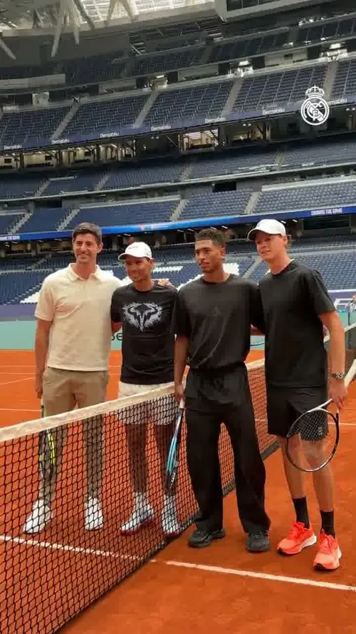 Jude Bellingham și Thibaut Courtois au jucat tenis pe Santiago Bernabeu alături de Rafael Nadal și Jannik Sinner. Foto: „X”, @realmadrid