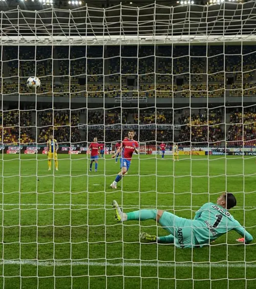 Tănase, în stilul Zidane    Execuție aproape identică  a decarului FCSB la penalty cu cea a francezului în finala CM