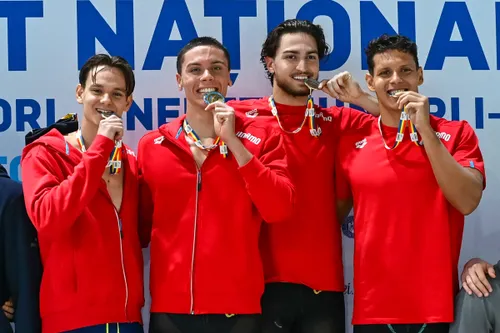 David Popovici, campiona la ștafetă liberă, alături de colegii de la CS Dinamo - FOTO Raed Krishan  - GOLAZO.ro .jpg