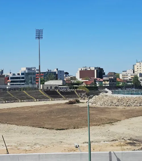 Ce se întâmplă la stadionul Dinamo    VIDEO+FOTO:  Imagini de azi, din „Ștefan cel Mare”:   aproape jumătate de stadion e încă in picioare!