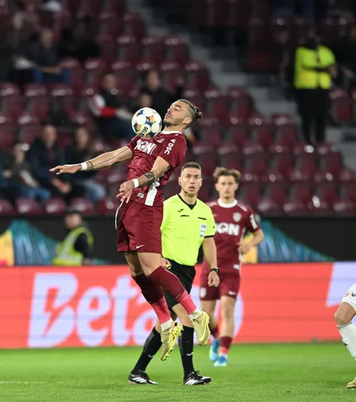 Ce a făcut Kovacs!?     FOTO.   Decizie controversată în CFR - U Cluj:   a vrut să-i dea „galben”, dar a renunțat  » Ar fi fost eliminat!