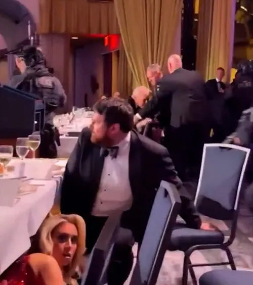 Trump, evacuat de urgență!    FOTO:  Atentat în SUA dejucat cu 46 de zile înainte de Mondial:   „Un agent împușcat”.  Ce s-a întâmplat cu atacatorul