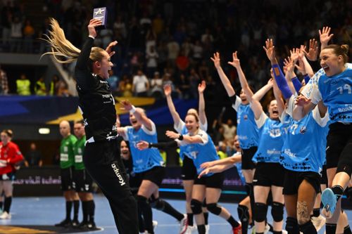 CSM București, bucurie după calificarea în Final 4-ul Ligii Campionilor (FOTO: Raed Krishan / GOLAZO.ro)