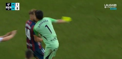 Momentul în care Esteban Andrada îi dă un pumn în față lui Jorge Pulido FOTO Captură X  (1).png