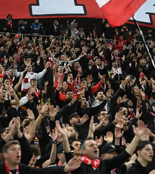 Incidente la Dinamo - Rapid  Scandal la pauza meciului. Agresorul   s-a refugiat în galeria „câinilor”.  Cum au reacționat ultrașii