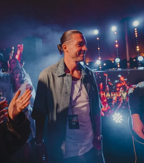 Grealish a comis-o din nou!    FOTO.   Starul englez   a băut până a adormit,  într-un bar din Manchester