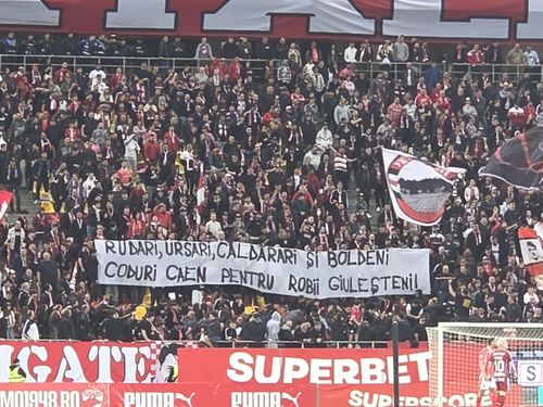 Bannerele rasiste afișate de fanii lui Dinamo la meciul cu Rapid FOTO Iosif Popescu (GOLAZO.ro)  (1).jpeg