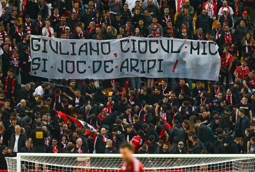 Bannerele rasiste afișate de fanii lui Dinamo la meciul cu Rapid FOTO Iosif Popescu (GOLAZO.ro)  (2).jpeg