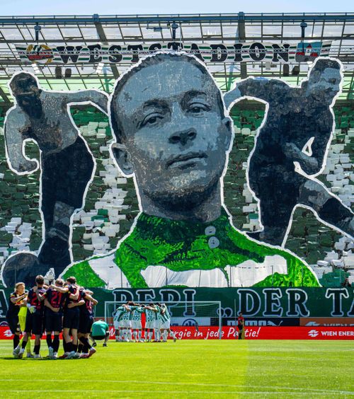 Imagini spectaculoase din Austria    FOTO.   De ce a apărut   chipul fostului selecționer al României  în scenografia de la Rapid Viena - Salzburg