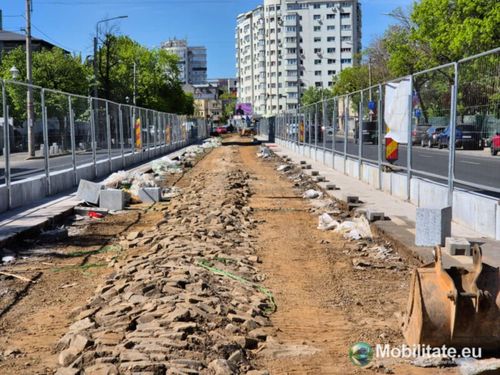 FOTO | Cine e, de fapt, autorul operei "Zidul Chinezesc de pe Șerban Vodă", care păzește șantierul la șinele de tramvai, spre disperarea șoferilor. Primăria lui Băluță a dorit lucrarea