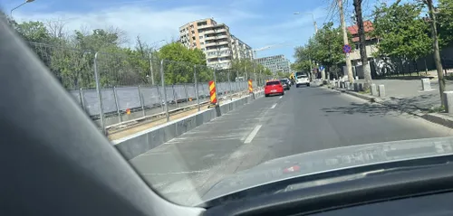 Zidurile Chinezești din Sectorul 4 costă 6 milioane de euro și vor împrejmui și șantierele termo. Inițial, bordurile uriașe ar fi trebuit să ajungă printre blocuri, oamenii s-au opus