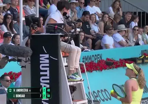 Mirra Andreeva s-a plâns arbitrului de scaun, Jennifer Zhang, de un miros neplăcut resimțit pe terenul de joc. Foto: „X”, @TheTennisLetter