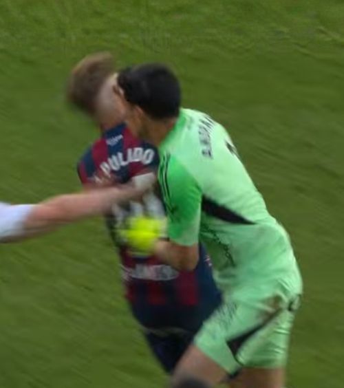 Suspendare record    Ce sancțiune a primit portarul din Spania care   și-a lovit cu pumnul  un adversar