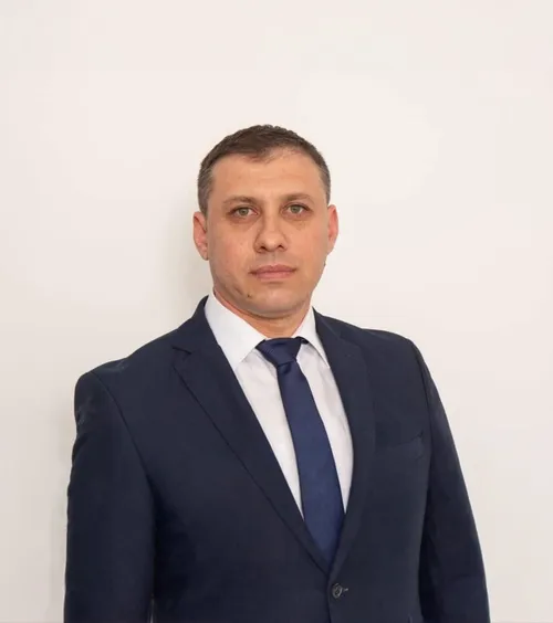 Fotbal cu numele primarului pe tricouri  Se întâmplă la o echipă din Dâmbovița.   Reacția edilului  pentru   GOLAZO.ro:  „Nu le-am cerut eu”