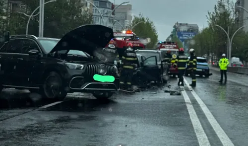 ALERTĂ | Accident incredibil în centrul Bucureștiului, carambol pe bulevardul Brătianu. O mașină a intrat pe contrasens, a lovit alte 3, deasupra Pasajului Unirii. Blocaj infernal