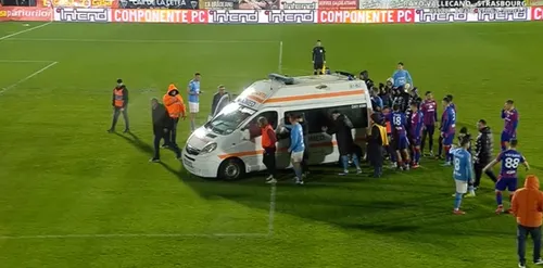 Accidentare gravă în meciul Voluntari - FC Bihor 2-1. Jucătorii au fost nevoiți să împingă ambulanța. Foto: Captură Prima Sport
