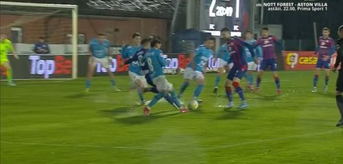 Accidentare gravă în meciul Voluntari - FC Bihor 2-1. Jucătorii au fost nevoiți să împingă ambulanța. Foto: Captură Prima Sport