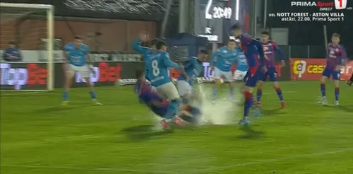 Accidentare gravă în meciul Voluntari - FC Bihor 2-1. Jucătorii au fost nevoiți să împingă ambulanța. Foto: Captură Prima Sport
