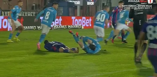 Accidentare gravă în meciul Voluntari - FC Bihor 2-1. Jucătorii au fost nevoiți să împingă ambulanța. Foto: Captură Prima Sport