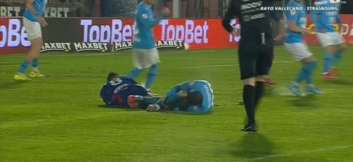 Accidentare gravă în meciul Voluntari - FC Bihor 2-1. Jucătorii au fost nevoiți să împingă ambulanța. Foto: Captură Prima Sport
