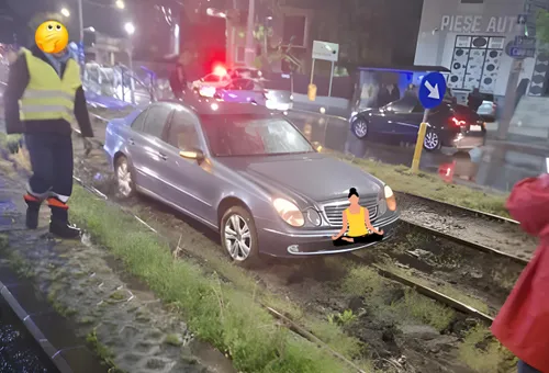 FOTO | Mașină împotmolită pe frumoasa șină de tramvai de pe linia 32, cea cu iarbă necosită și, momentan, foarte mocirlită. PS E un detaliu karmic peste drum