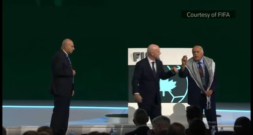 Gianni Infantino, între cei doi reprezentanți din Palestina și Israel. Foto: capturi video Reddit/soccer
