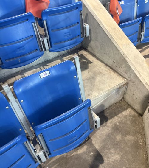 „Cazare inclusă”  Suporterul a ajuns la stadion și a văzut că   locul de pe bilet nu există:  ce a urmat a devenit viral
