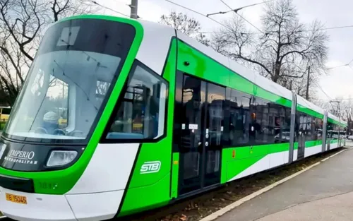 ALERTĂ | Călător STB rănit în accidentul de dimineață dintre un autobuz și un tramvai de pe linia 10, produs pe Șoseaua Olteniței